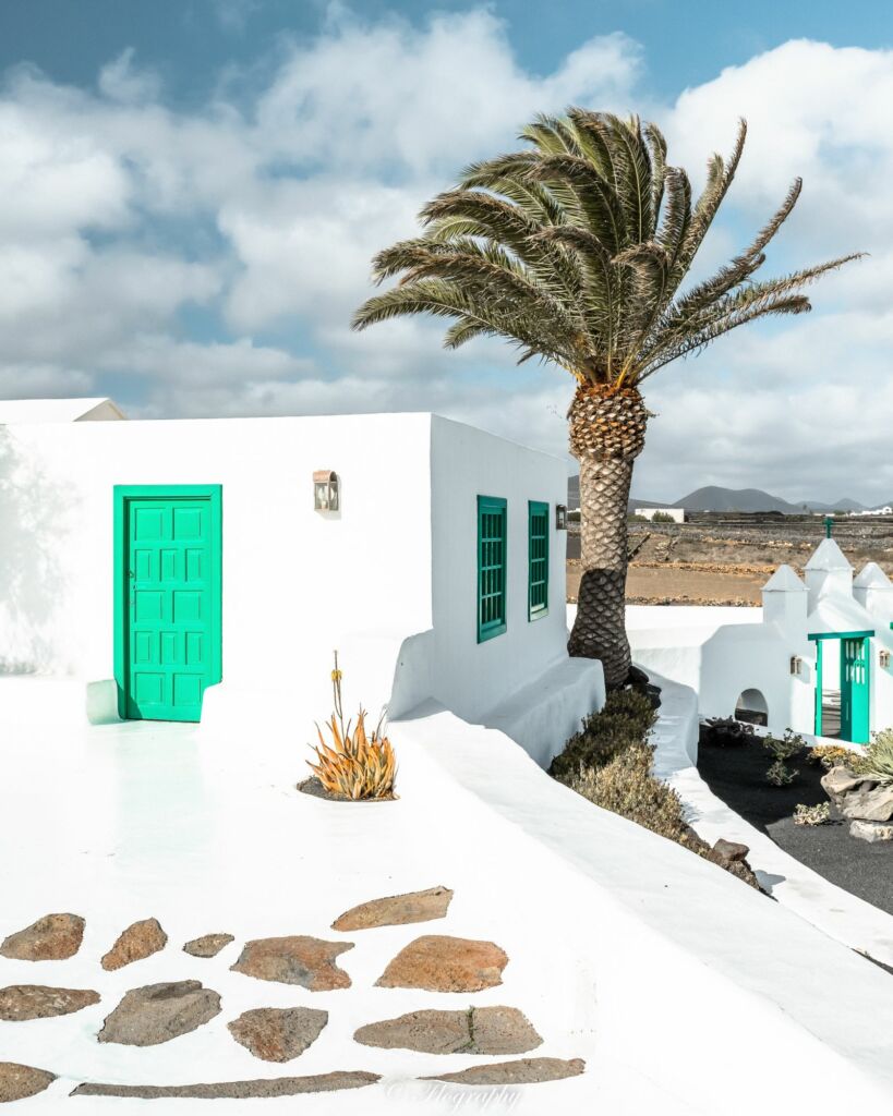 Al Campesino Lanzarote musée au paysan avec des maisons traditionnelles blanche et verte palmier