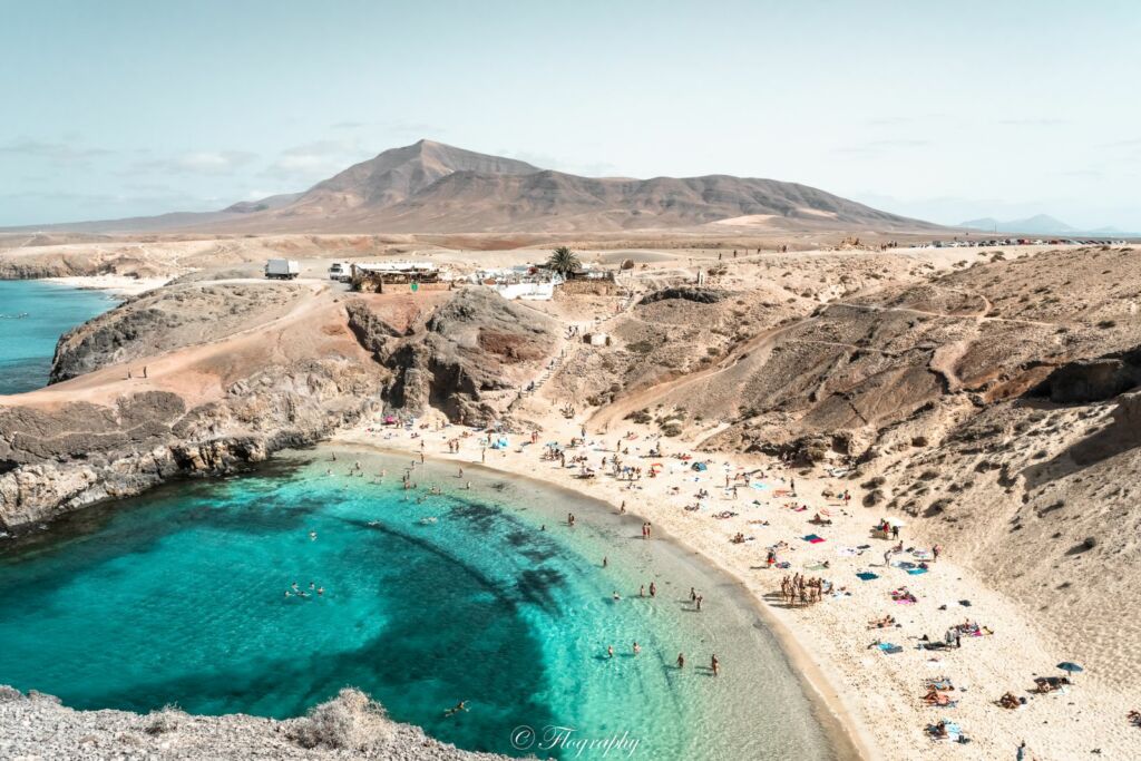 plage de Papagayo avec volcan en arrière plan à Lanzarote aux Canaries Espagne