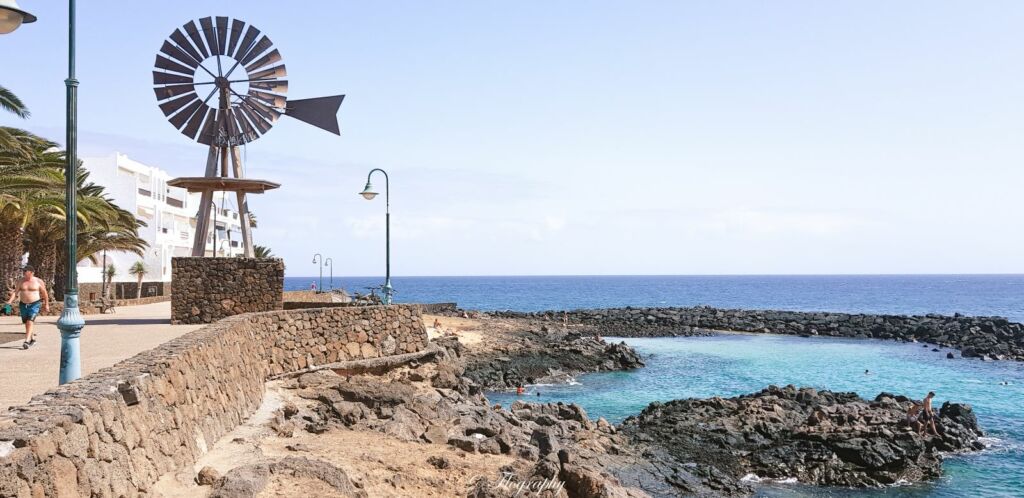 éolienne à pompe style western en bord de plage à puerto del carmen lanzarote