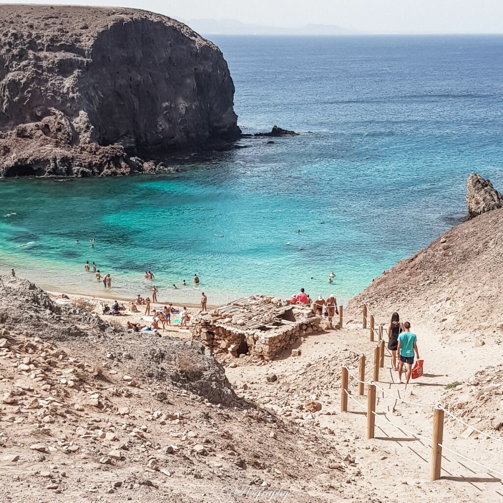 chemin qui descend à la plage de Papagayo à Lanzarote