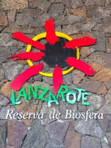 logo rouge de Lanzarote à l'aéroport