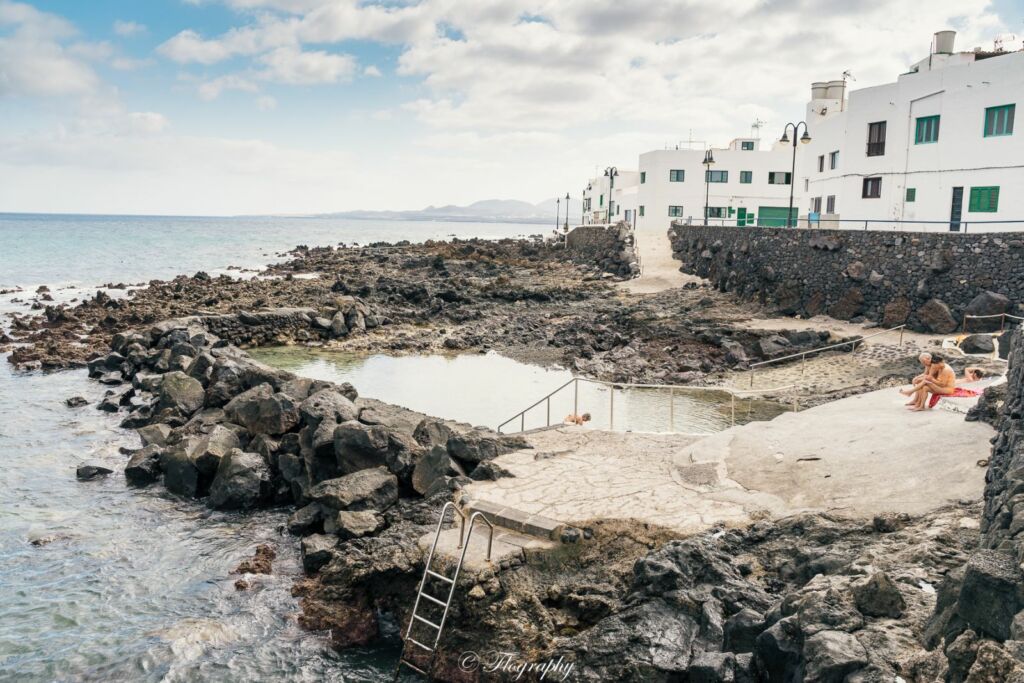 piscine naturelle dans la roche de punta mujeres à lanzarote