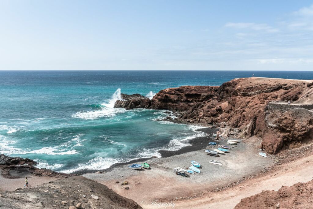 plage avec des petites barques de pécheurs à El Golfo à Lanzarote