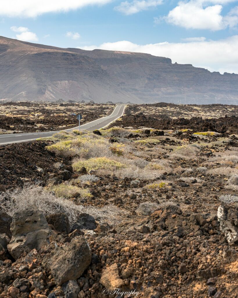 route aride bordée de roches de lave à Lanzarote aux Canaries