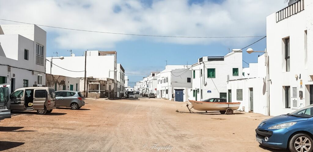 rue de sable du village de Famara à Lanzarote