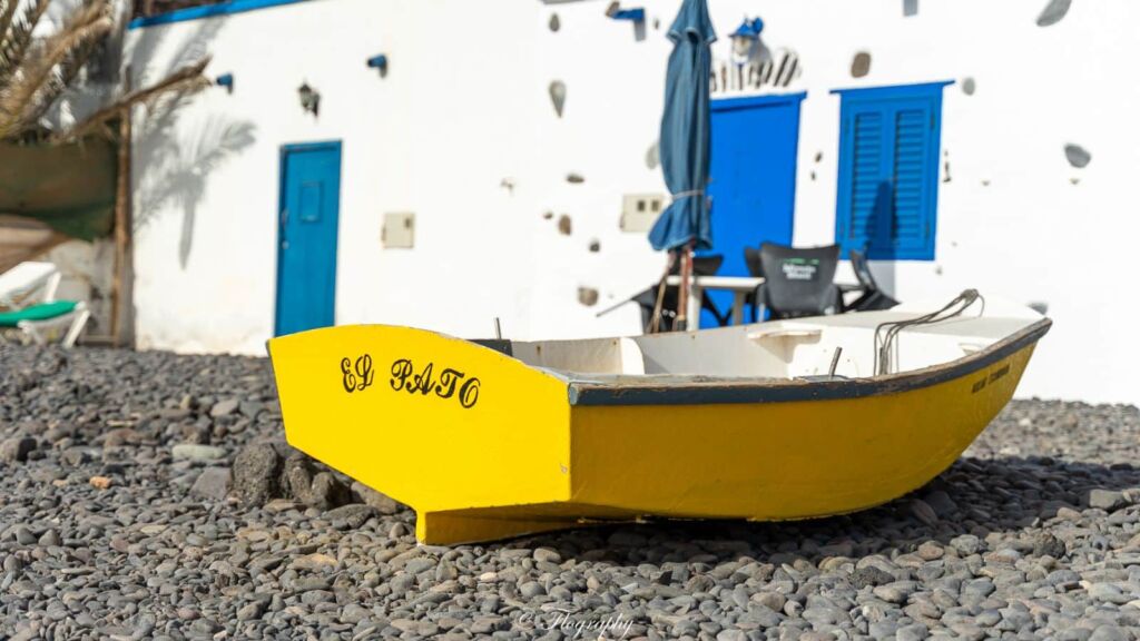 barque jaune de pêcheur sur la plage à Fuerteventura