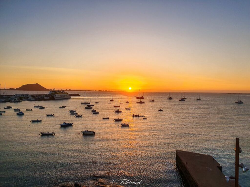 coucher de soleil sur le port de Corralejo à Fuerteventura