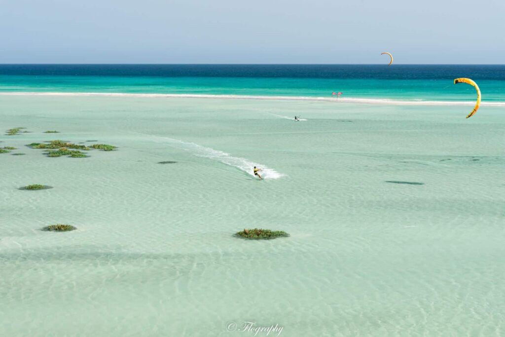 lagune de Sotavento avec un kitesurf à Fuerteventura