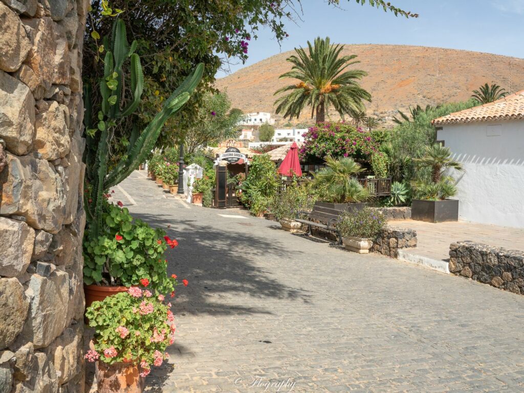 rue fleurit de Betancuria à Fuerteventura