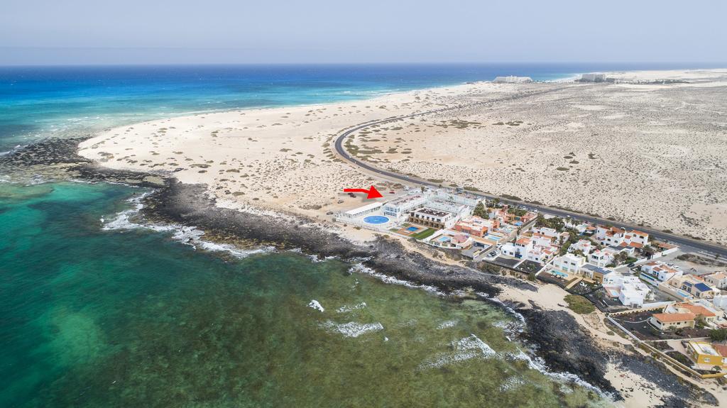 Location of the hotel facing the island of Lobos