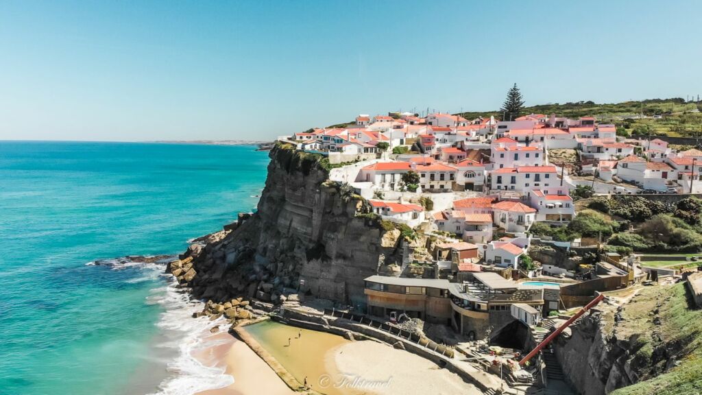 Azenhas do Mar au Portugal un village de bord de mer sur la cote atlantique en dessous d'Ericeira