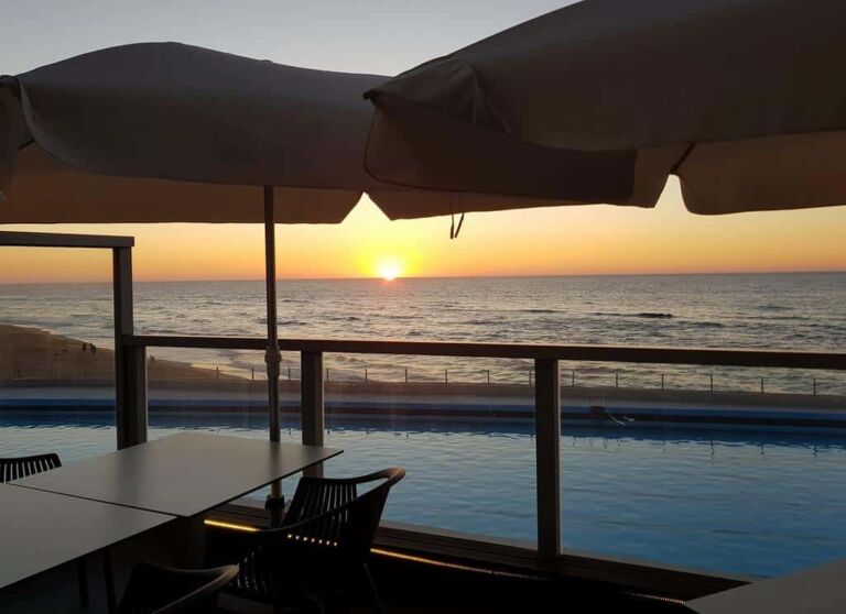 Hôtel Arribas Sintra avec le coucher de soleil sur la piscine