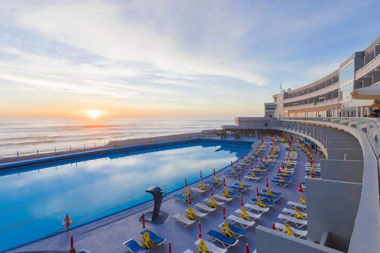 Coucher de soleil sur la piscine de l'Hôtel Arribas Sintra