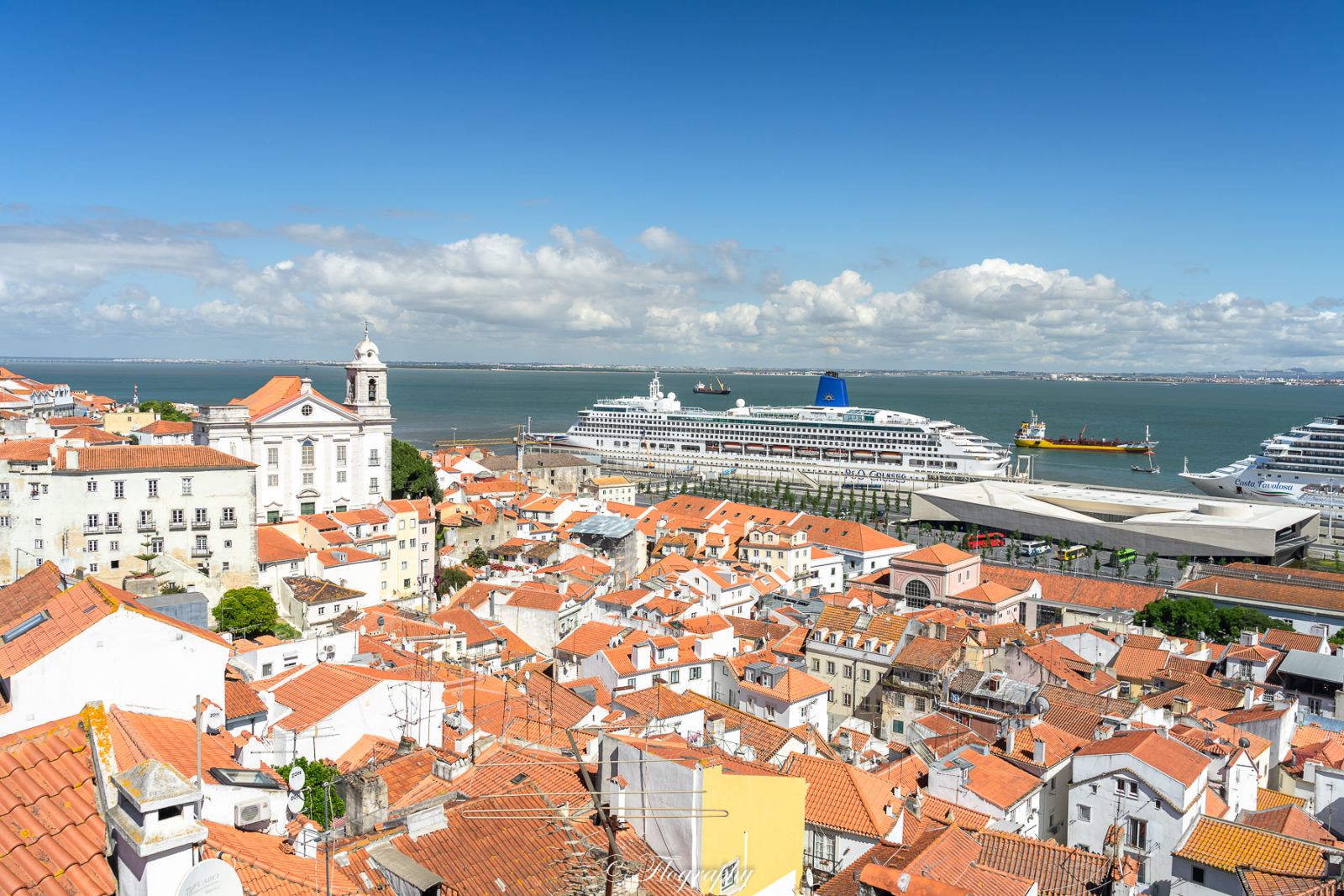 Miradouro de santa Luzia vue sur les bateaux de croisières Lisbonne