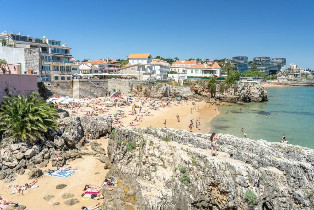 Plage de Cascais avec des rochers au Portugal