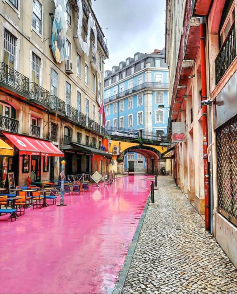 Rue rose de nova Carvalho à Lisbonne