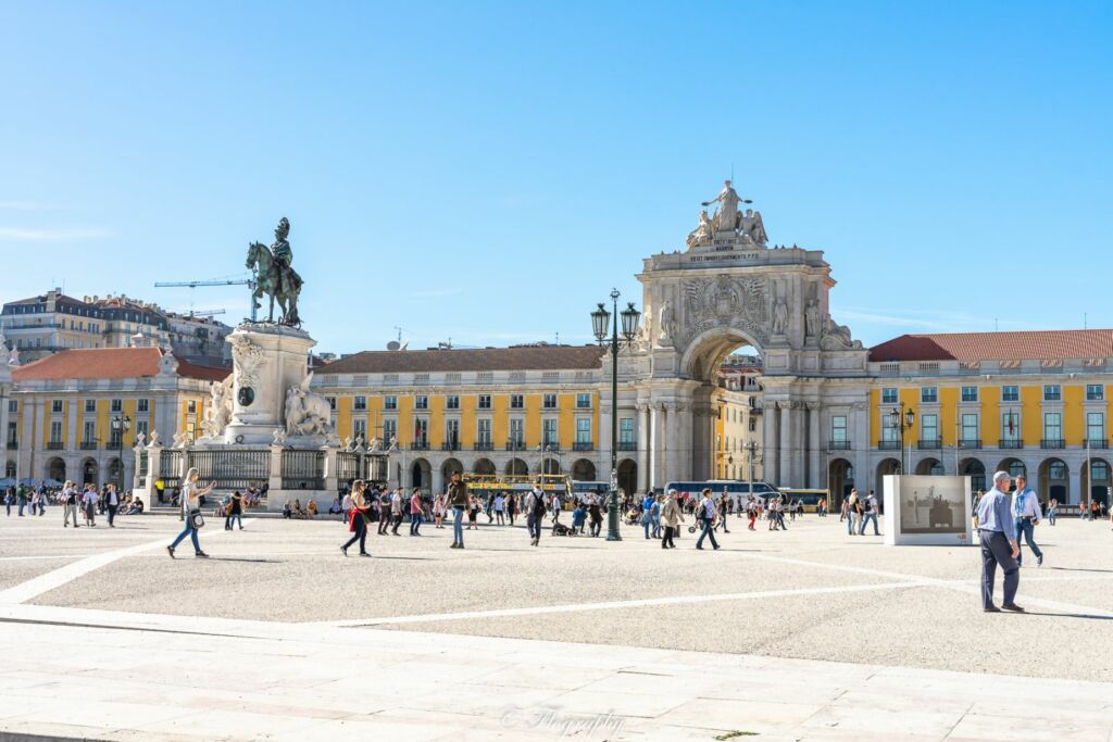 place du Commerce avec des touristes à Lisbonne