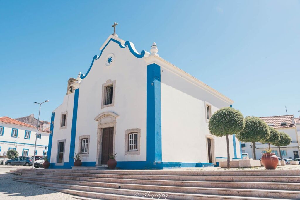 Capela-de-Santa-Marta à Ericeira au Portugal église chapelle bleue et blanche