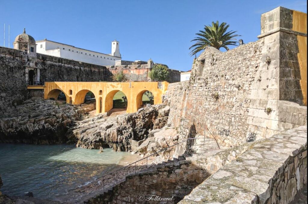 un pont jaune à la forteresse de Peniche avec des remparts au Portugal