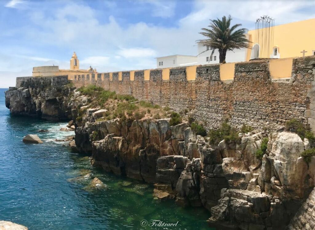 la forteresse de Peniche au Portugal en bord de mer