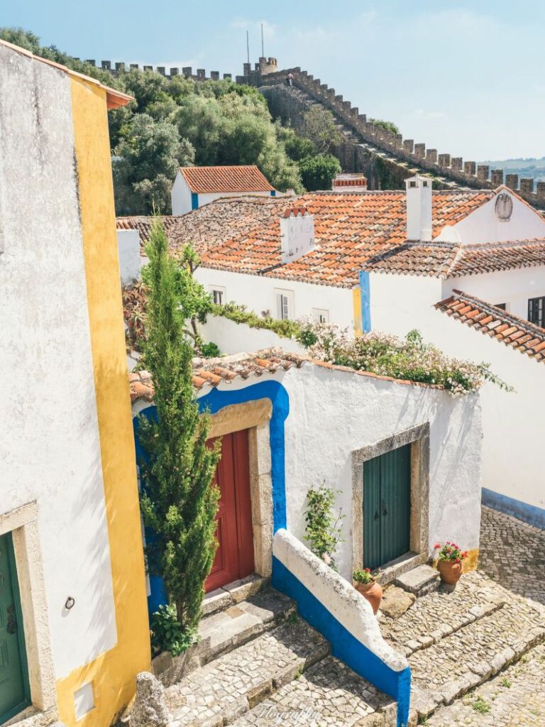 village d'Obidos-maisons-ramparts Portugal maisons bleu et jaunes