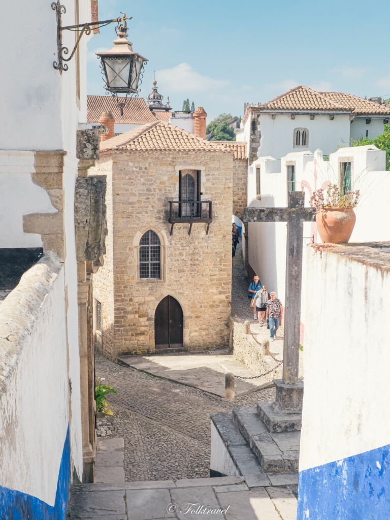 Obidos un village de petites ruelles aux maisons médiéval au Portugal avec des lanternes