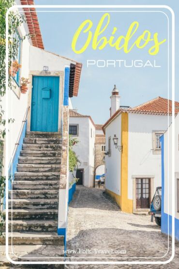 rue du village Obidos au portugal maisons jaunes et bleues epingle pinterest