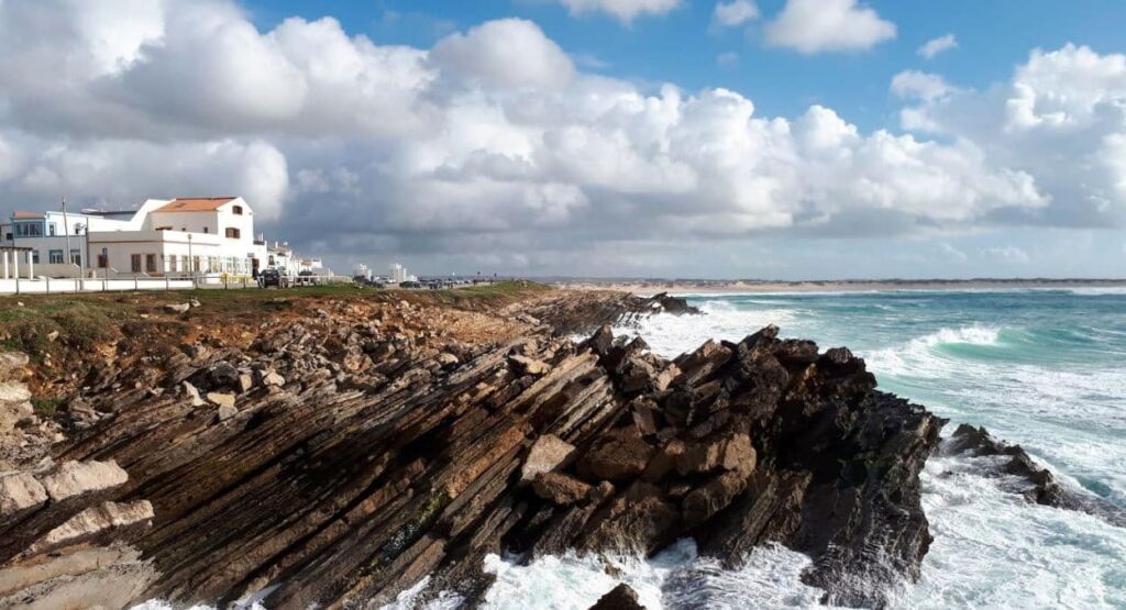 plage baleal island à Peniche au Portugal falaises striées