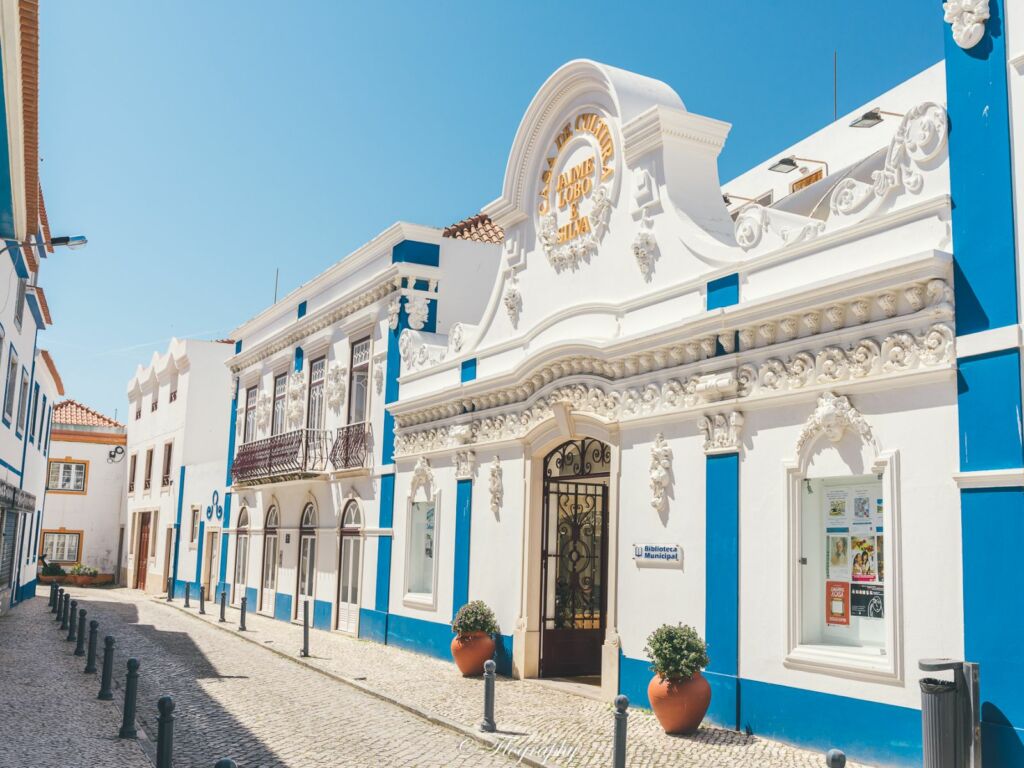 bibliothèque à Ericeira au Portugal bâtiment bleu et blanc