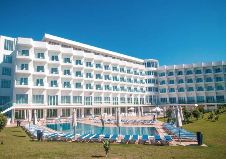 hôtel MH à Peniche au Portugal avec sa piscine et transats