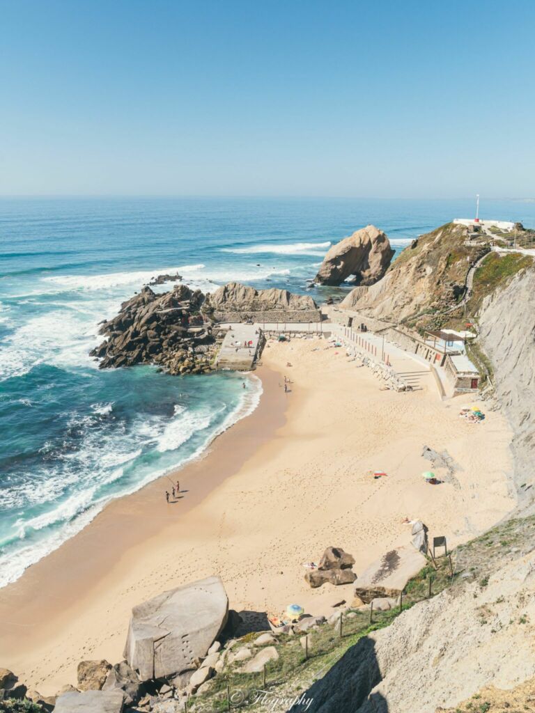 plage Formosa au Portugal avec un gros rocher