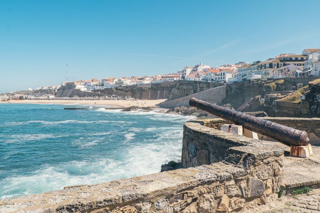 plage au centre de Ericeira au Portugal avec un canon