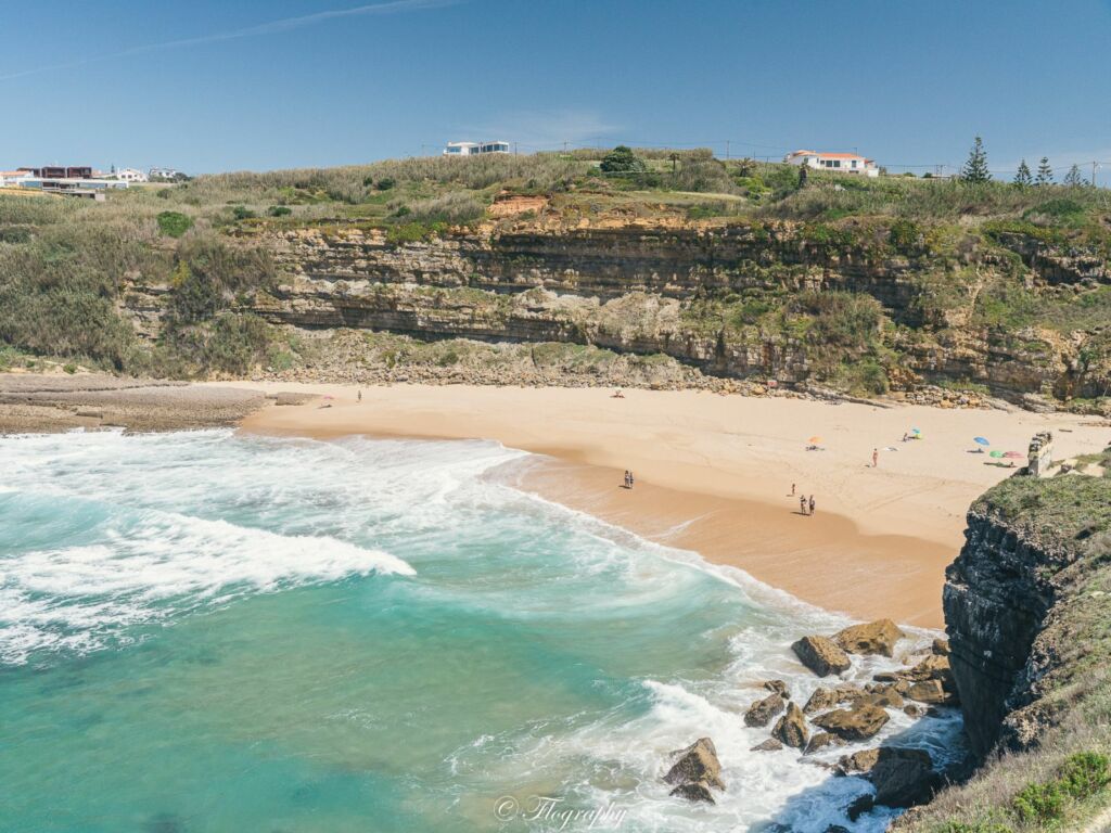 plage dos coxos au Portugal avec une falaise