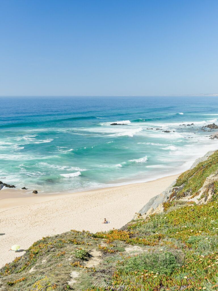 plage de surfeurs Santa Cruz au Portugal