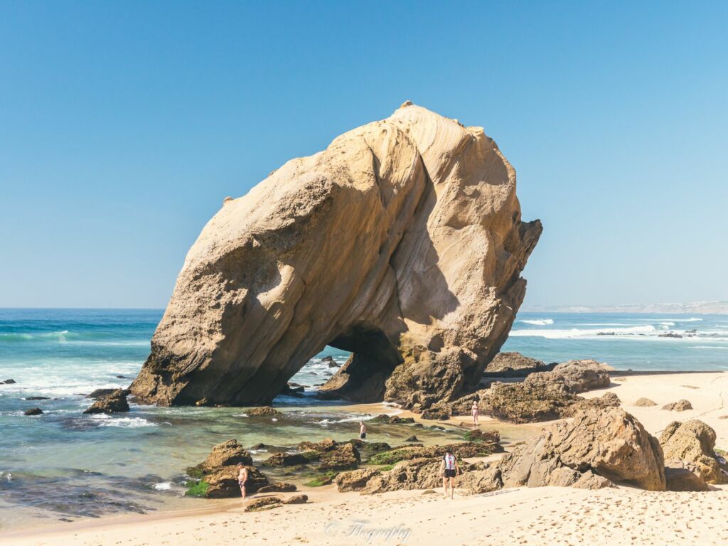 Plage avec un gros rocher à Praia-Santa-Cruz au Portugal