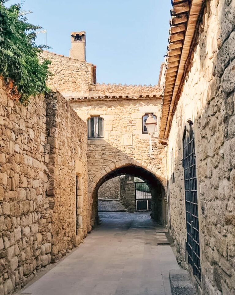 Peratallada village de maisons en pierres médiéval catalogne en Espagne