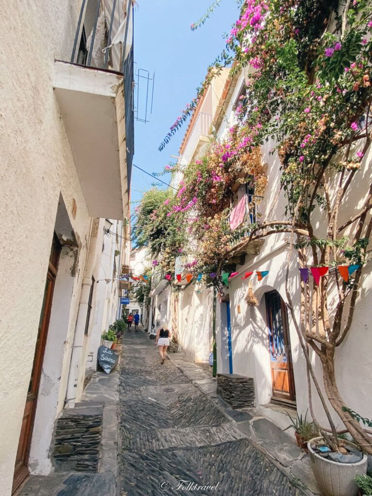 Cadaques ruelle montante fleurs bougainvilliers pavés espagne