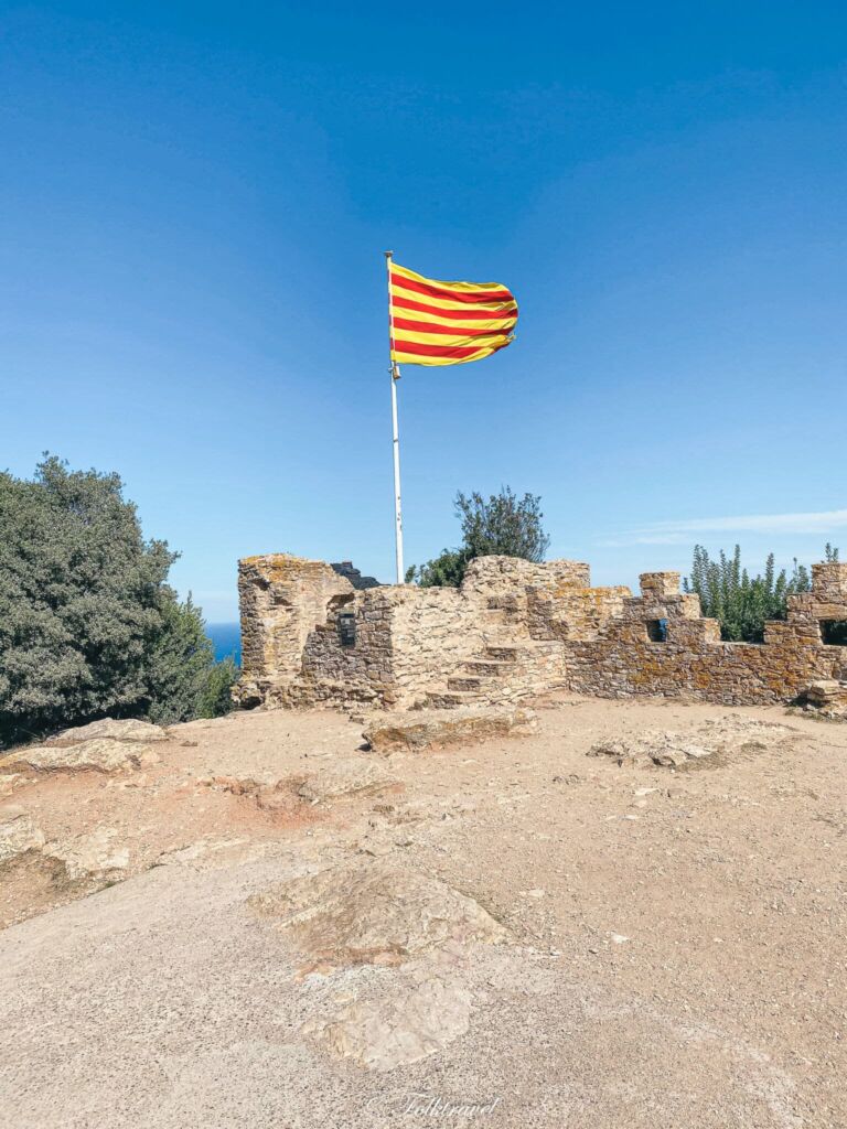 ruine chateau begur drapeau catalogne espagne espana catalunya