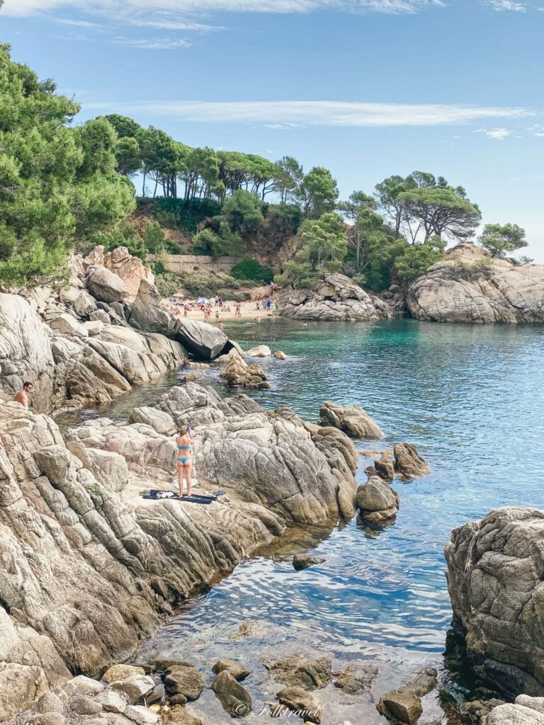 Plage principale de Castell-Platja d'Aro espagne crique rocherplage beach catalunia catalogne