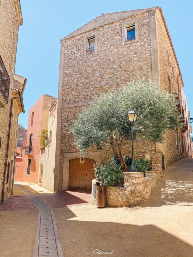 Ruelle Begur maisons pierre anciennes olivier banc espagne