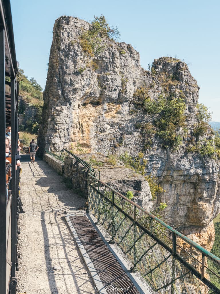 Rocher sur la voie du train à vapeur de Martel