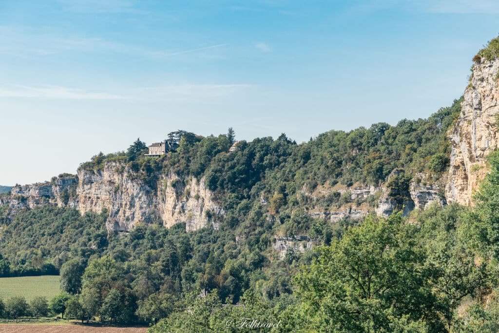 Falaise visible lors du trajet du train à vapeur de Martel