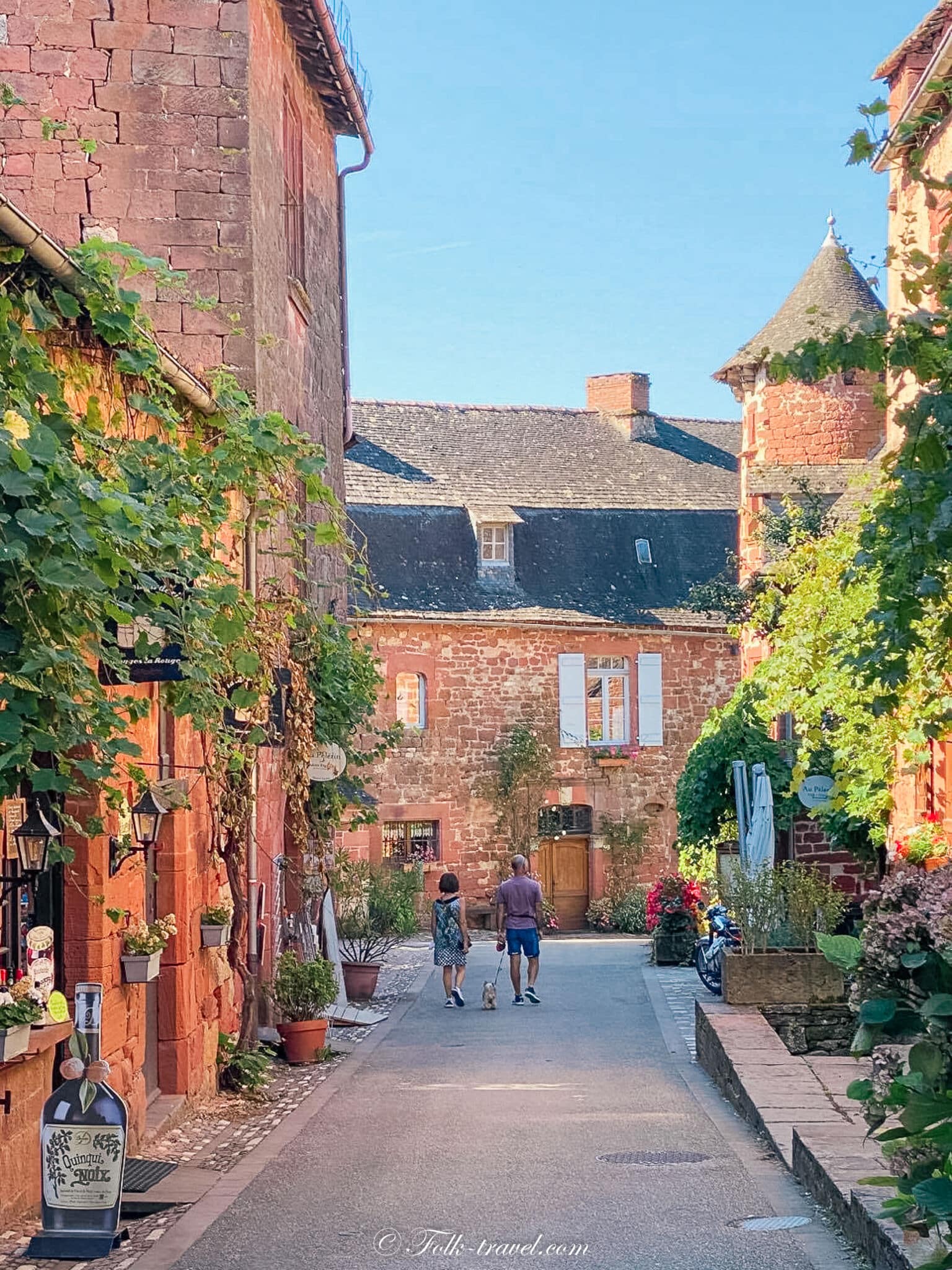 rue commerçante de Collonges la Rouge en Corrèze
