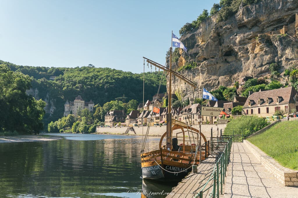 Gabarre à quai à la Roque Gageac Dordogne