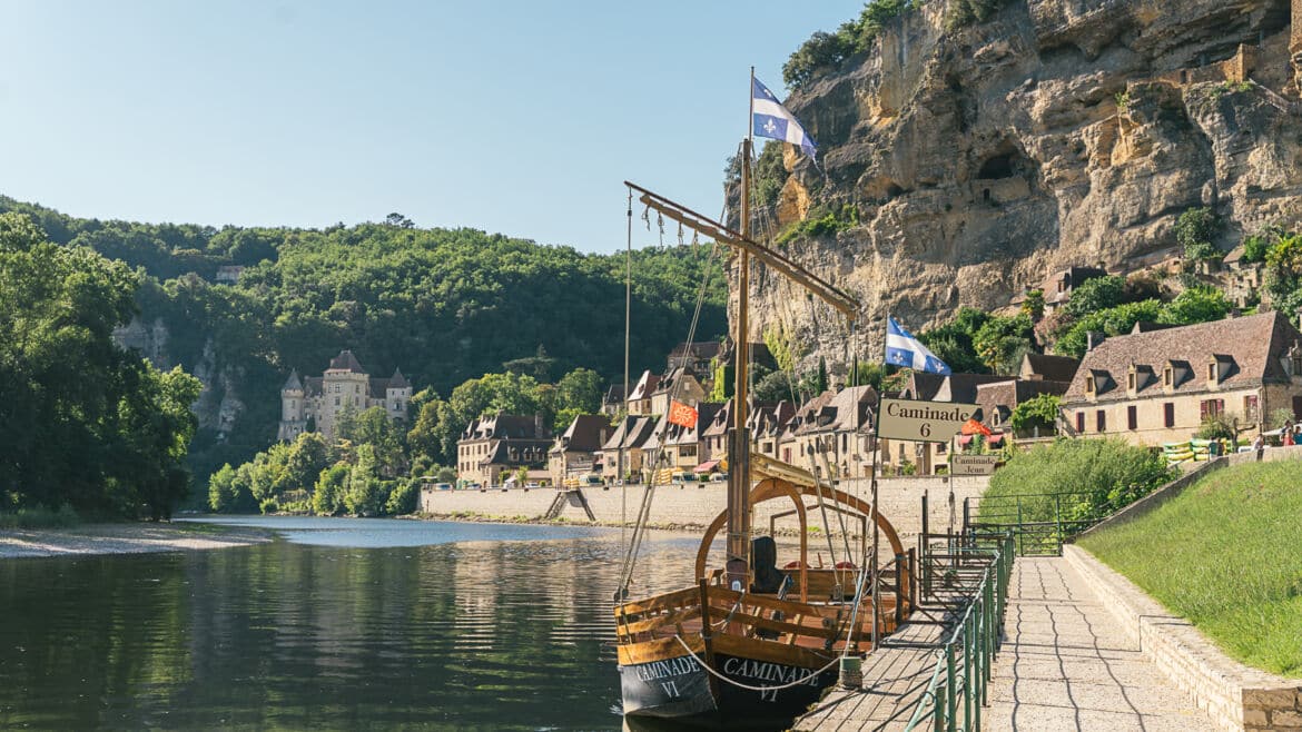 Gabarre à quai à la Roque Gageac Dordogne