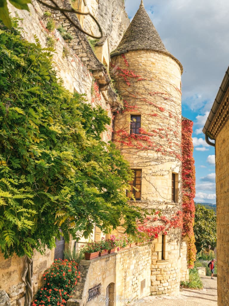 maison avec une tour et lierre à la Roque Gageac