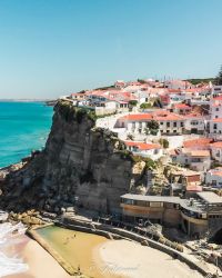 Azenhas do Mar au Portugal un village de bord de mer sur la cote atlantique en dessous d'Ericeira