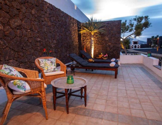 Terrasse de la chambre vue sur la piscine