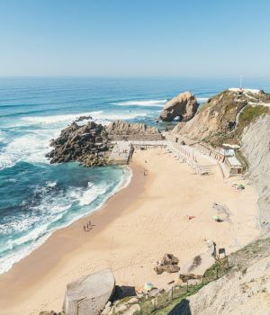 plage Formosa au Portugal avec un gros rocher