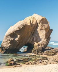 Plage avec un gros rocher à Praia-Santa-Cruz au Portugal